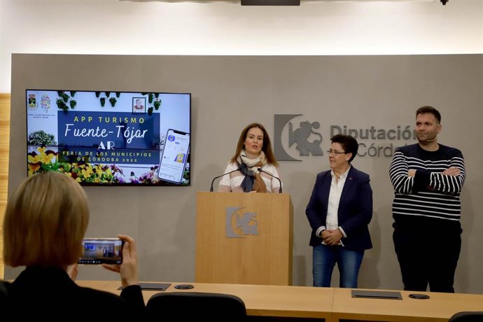 La delegada de Turismo, Inmaculada Silas, en la presentación de la 'app' turística de Fuente Tójar.