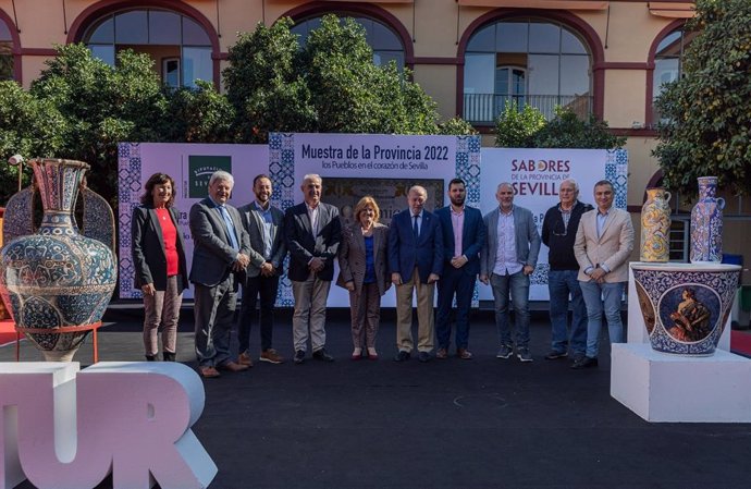 El presidente de la Diputación de Sevilla, Fernando Rodríguez Villalobos, en la presentación de la Feria de Cerámica Artesanal con los alcaldes de Camas, Santiponce, Gelves, Olivares y Villanueva del Ariscal.