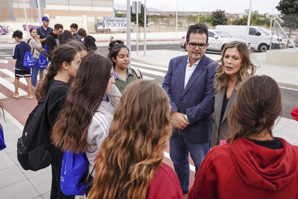 El diputado provincial, Antonio Jesús Rodríguez, participa en la visita que realizan los alumnos de 3 de la ESO del IES Alquián al Parque de los Pinos