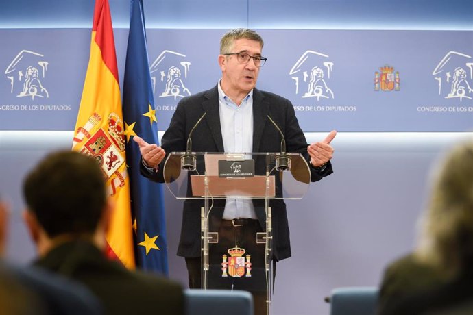 El portavoz del PSOE en el Congreso, Patxi López, interviene en una rueda prensa previa al registro de la Disposición, en el Congreso de los Diputados, a 11 de noviembre de 2022, en Madrid (España). 