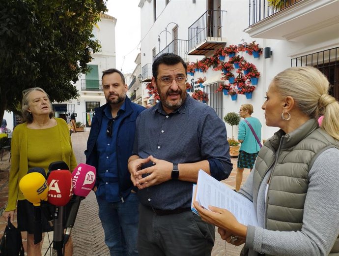 La coordinadora local de IU en Marbella (Málaga), Victoria Morales, y el coordinador provincial de la formación, Guzmán Ahumada.