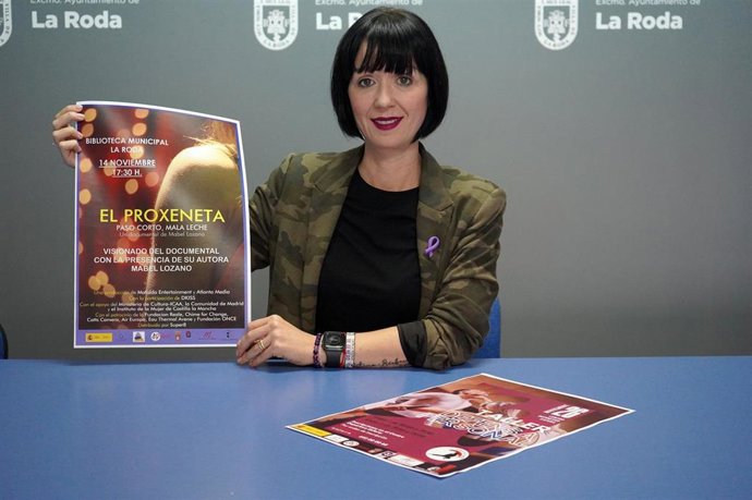 Archivo - La concejala de Igualdad en el Ayuntamiento de La Roda, María José Fernández, presentá los actos del 25N.