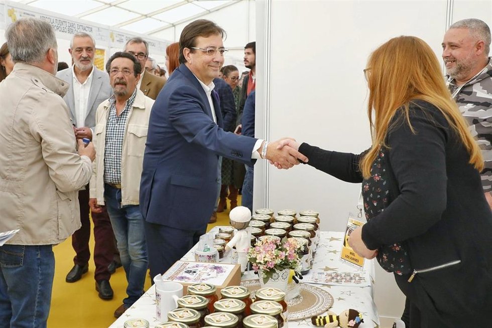 Vara saluda en un puesto de miel en la feria de Las Hurdes