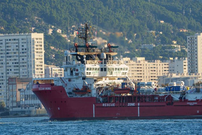11 November 2022, France, Toulon: The Ocean Viking " rescue ship of the European maritime-humanitarian organisation "SOS Mediterranee" arrives at Toulon with migrants on board. The rescue ship carrying 230 migrants docked at the French southern military