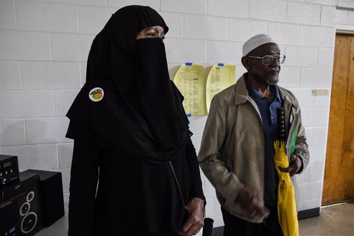 Imagen de archivo de una pareja de musulmanes estadounidenses votando en las elecciones legislativas en Atlanta (EEUU, 2018)