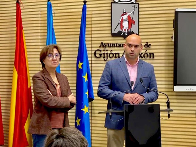 El portavoz de Foro Asturias en Gijón, Jesús Martínez Salvador, y la  edil Mara Simal,  en rueda de prensa en el Ayuntamiento gijonés