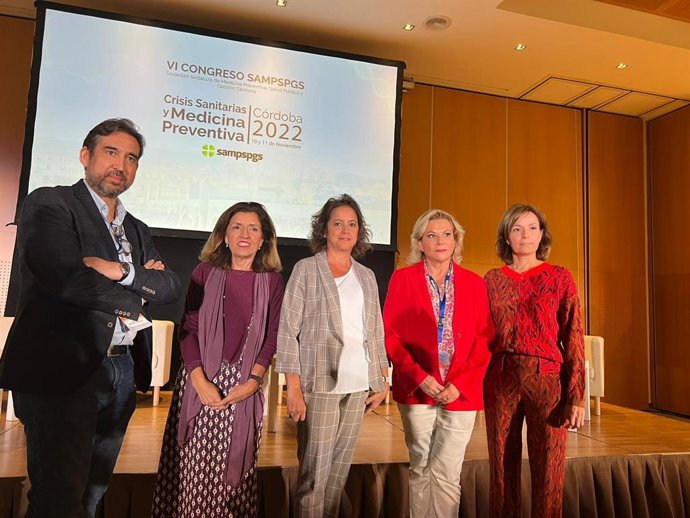 Catalina García (centro), en el VI Congreso de la Sociedad Andaluza de Medicina Preventiva, Salud Pública y Gestión Sanitaria.