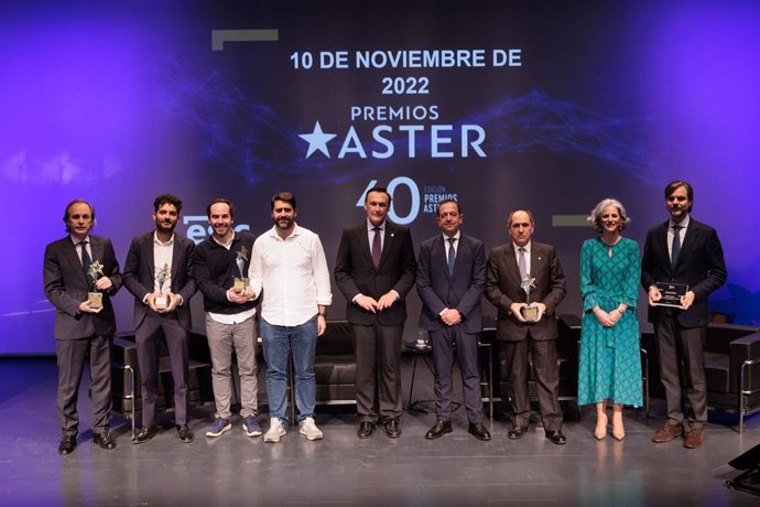 Foto de familia con los galardonados de los Premios Aster de Andalucía.