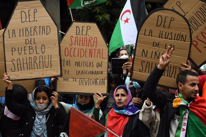 Archivo - Varias personas con pancartas de cartón que simulan tumbas, en una manifestación convocada por la Coordinadora Estatal de Asociaciones Solidarias con el Sáhara (CEAS-Sáhara), frente al Ministerio de Asuntos Exteriores, a 26 de marzo de 2022