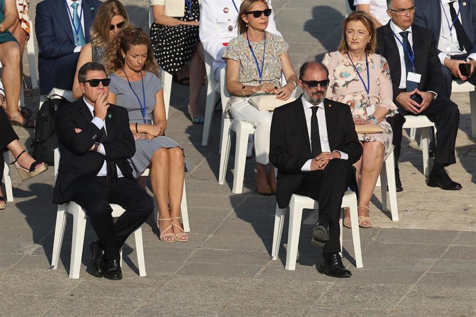 Archivo - El presidente de la Junta de Comunidades de Castilla-La Mancha, Emiliano García-Page (i), y el presidente del Gobierno de Aragón, Javier Lambán (d), en el tercer homenaje de Estado a las víctimas de la pandemia del coronavirus, en la Plaza de 