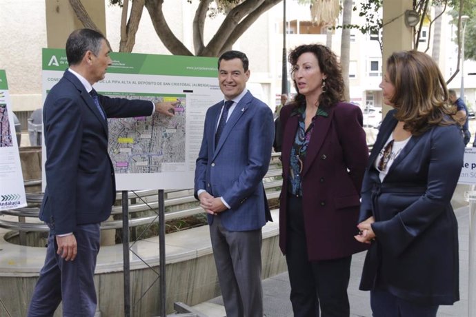El presidente de la Junta de Andalucía, Juanma Moreno, durante la visita las obras de conexión entre los depósitos de agua de Pipa Alta y San Cristóbal, a 11 de noviembre de 2022 en Almería.   
