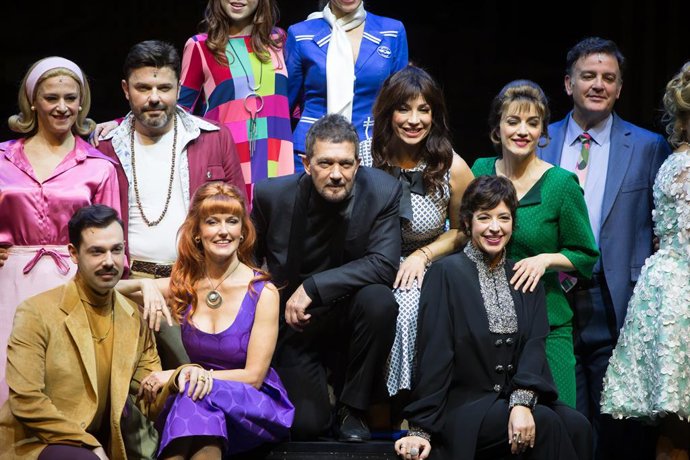 El actor Antonio Banderas posa junto al elenco del musical durante la presentación de 'Company' en el Universal Music Hotel Teatro Albéniz , a 11 de noviembre de 2022, en Madrid (España).