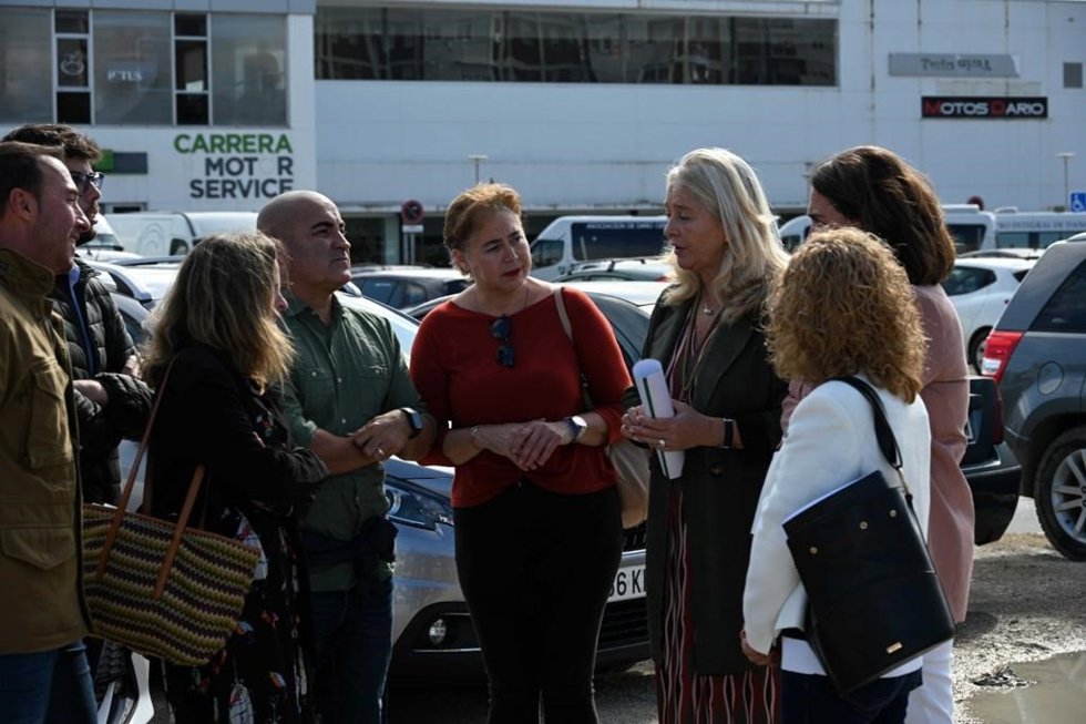 La delegada de la Junta en Cádiz, Mercedes Colombo, con la asociación vecinal de Puntales, en Cádiz