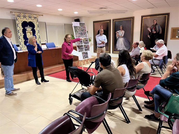 La alcaldesa Ana Mula se reúne con los vecinos del sector PMI-3 de Torreblanca.