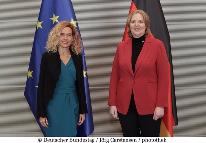 La presidenta del Congreso, Meritxell Batet, con la presidenta del Bundestag, Brbel Bas.