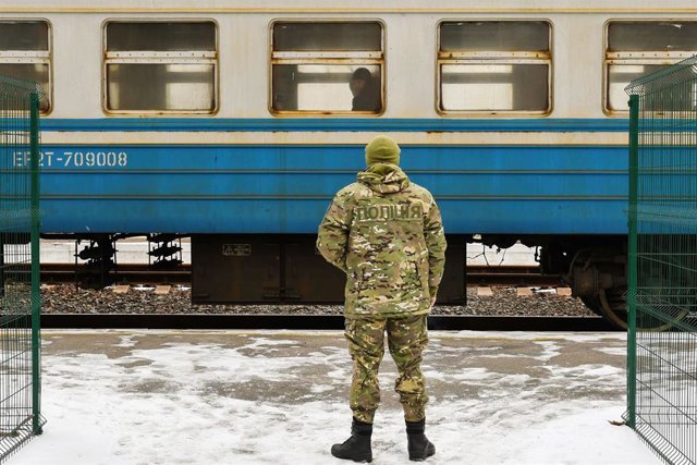 Ucrania inicia la construcción de un muro en su frontera con Bielorrusia Un soldado ucraniano (imagen de archivo).