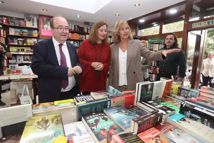 El ministro de Cultura y Deporte, Miquel Iceta, la presidenta del Govern, Francina Armengol (2i), y la dueña de la librería Llibres Colom, Marian Colom (3i). 