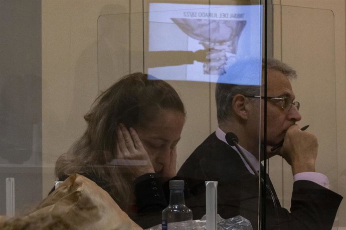 La acusada de decapitar su pareja en Castro Urdiales, en el juicio contra ella, durante la práctica de la pericial forense sobre la autopsia practicada al cráneo. Audiencia Provincial de Cantabria