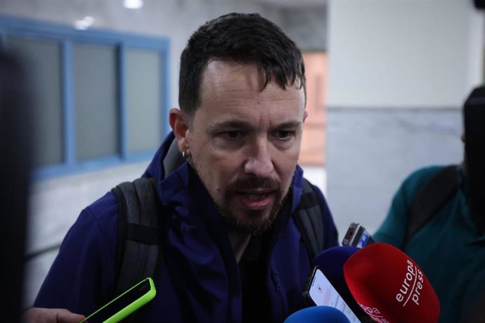 El exlíder de Podemos Pablo Iglesias atiende a los medios antes de participar en un acto público para presentar su libro 'Medios y Cloacas' en Sevilla