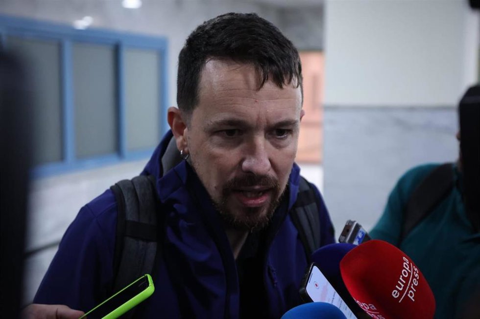 El exlíder de Podemos Pablo Iglesias atiende a los medios antes de participar en un acto público para presentar su libro 'Medios y Cloacas' en Sevilla