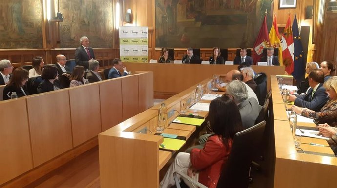 Imagen de la celebración de la Comisión Ejecutiva de la Federación Regional de Municipios y Provincias (FRMP), que ha tenido lugar en la sede de la Diputación de León.
