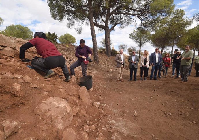 Visita al yacimiento prehistórico de la Mesa de Fornes.