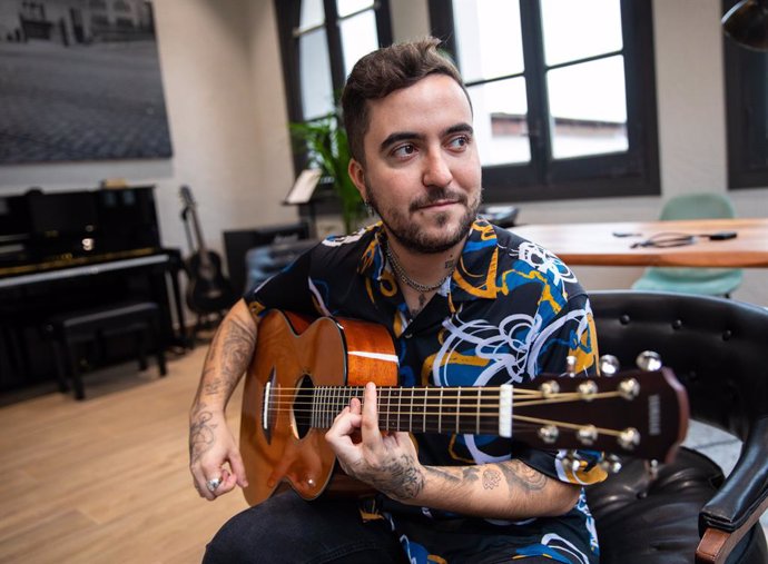 El cantante Beret posa con su guitarra durante una entrevista para Europa Press, en Warner Music Spain, a 8 de noviembre de 2022, en Madrid (España). Durante su entrevista, Beret, ha hablado sobre su nuevo álbum Resiliencia, que se publica el próximo 