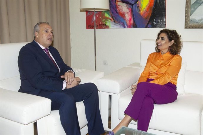 Ruiz Boix con María Jesús Montero en Diputación.