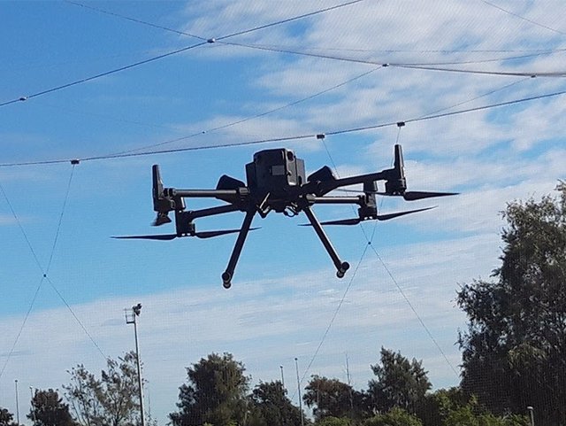 Imagen de un dron en la inauguración del Drone Research Laboratory (DroneLab)