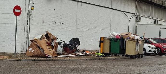 Basura acumulada en el parque Navisa