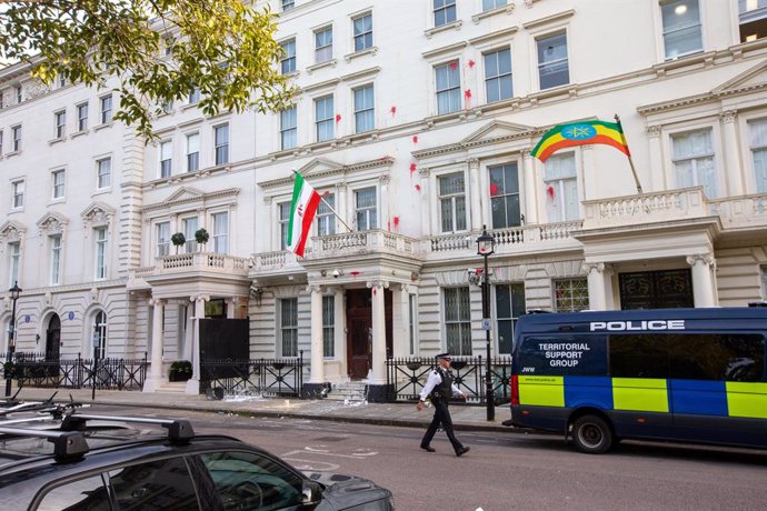 Archivo - 25 September 2022, United Kingdom, London: Iranian embassy is seen with paint on the building and broken window as protesters stage a demonstration to denounce The death of Mahsa Amini, a young woman who had been arrested in Iran by the morali