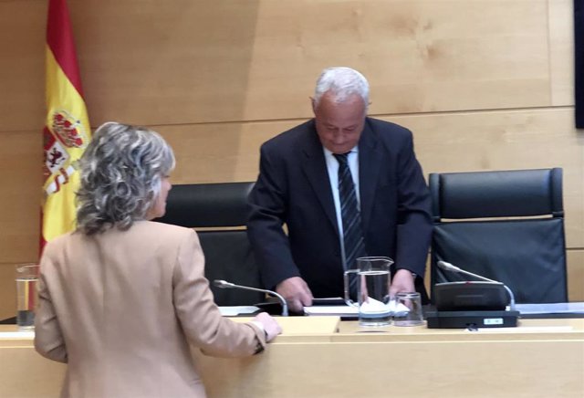 Gonzalo Santonja a su llegada a la Comisión de Economía y Hacienda de las Cortes.