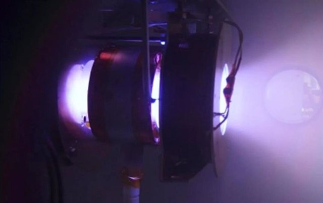 El propulsor de plasma de radiofrecuencia de boquilla magnética operaba en una cámara de vacío Mega hpt en la Universidad de Tohoku.