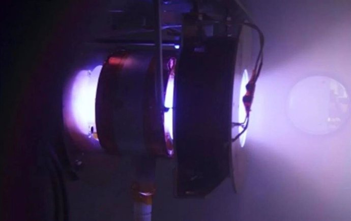 El propulsor de plasma de radiofrecuencia de boquilla magnética operaba en una cámara de vacío Mega hpt en la Universidad de Tohoku.