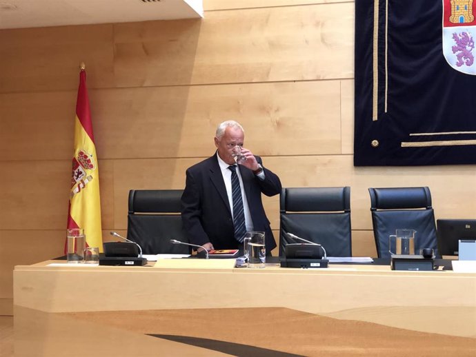Gonzalo Santonja instantes antes de compareceer ante la Comisión de Economía y Hacienda de las Cortes.