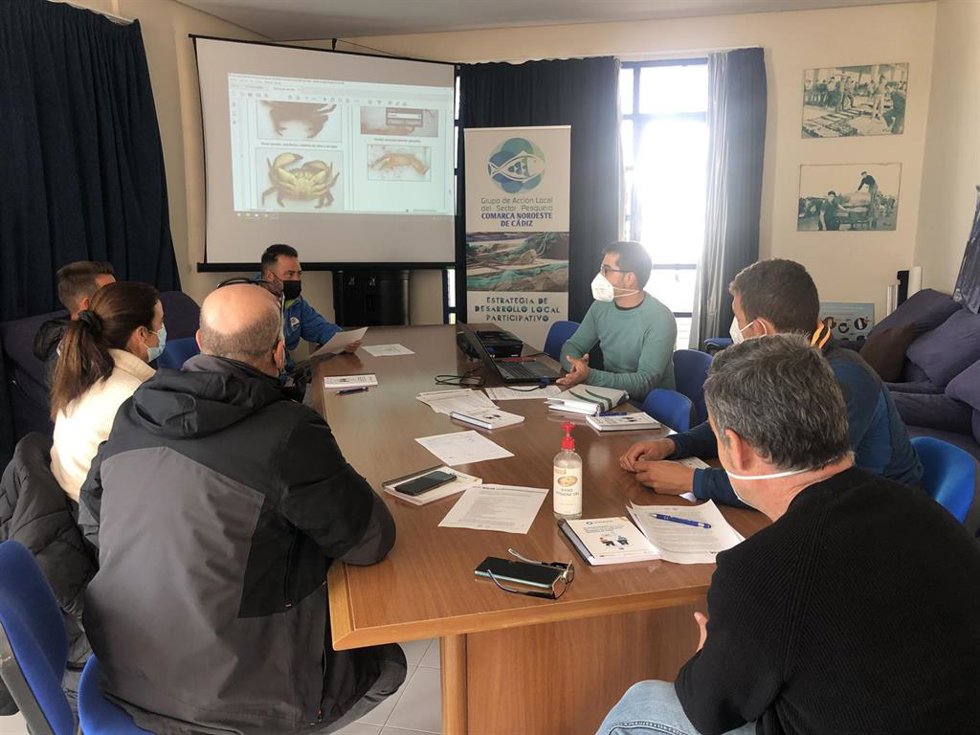 El delegado de Agricultura, Pesca, Agua y Desarrollo Rural de la Junta de Andalucía en Cádiz, David Gil, reunido con los miembros de GALP