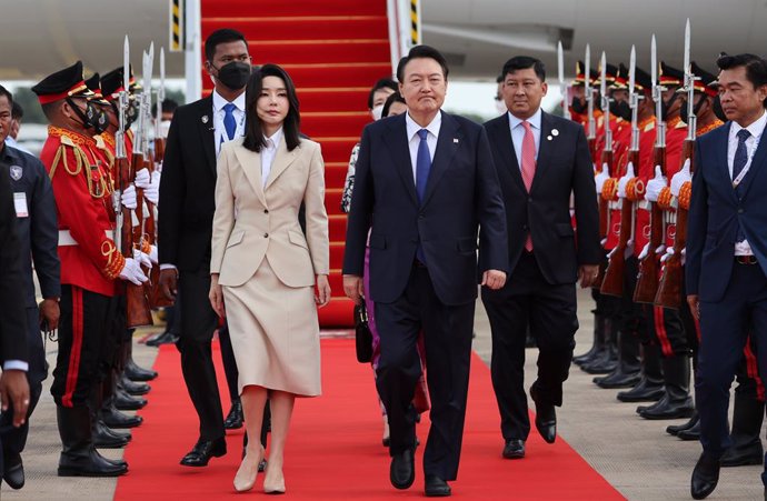 11 November 2022, Cambodia, Phnom Penh: President Yoon Suk-yeol (front, R) and his wife Kim Keon-hee (front, L) arrive at Phnom Penh International Airport in Cambodia to attend the 40th and 41st ASEAN Summits (Association of Southeast Asian Nations) in 