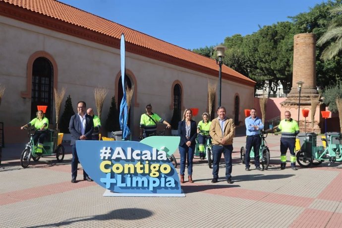 La alcaldesa de Alcalá de Guadaíra, Ana Isabel Jiménez, ha presentado los nuevos vehículos para la empresa municipal de limpieza Aira.