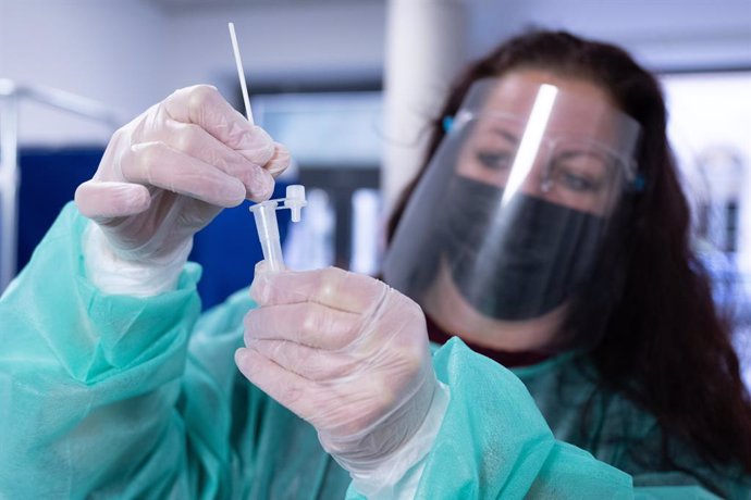 21 October 2022, Saxony, Dresden: Sandra Nessmann evaluates a rapid test in a Corona test centre. Photo: Sebastian Kahnert/dpa