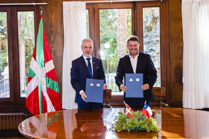 El lehendakari, Iñigo Urkullu, y el gobernador de la Región Metropolitana de Santiago (Chile), Claudio Orrego
