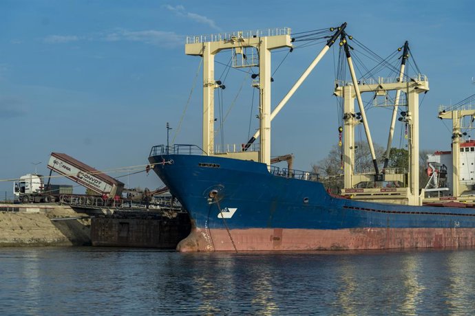 02 November 2022, Ukraine, ---: A grain freighter at a port in western Ukraine is loaded with grains. Russia's swift backtracking on its ban on Ukrainian grain exports across the Black Sea has raised new hopes for an easing of the international food sit