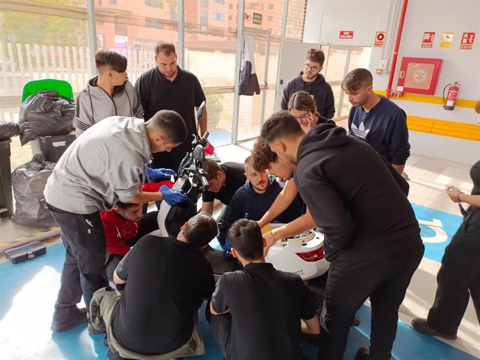 Participantes en un curso sobre reparación de patinetes y motos eléctricas.