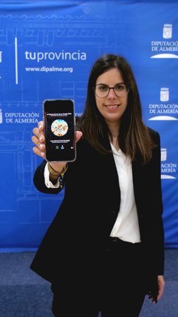Almudena Morales con el cartel de la actividad en la web de Diputación