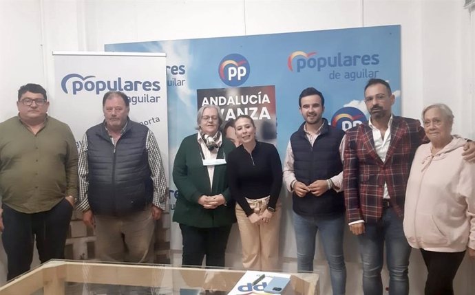 El portavoz del PP en la Diputación de Córdoba, Felix Romero (segundo por la dcha.), en su encuentro con la Asociación de Feriantes de Aguilar de la Frontera.