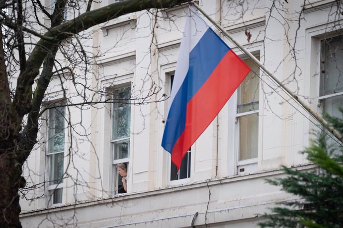 Archivo - 24 February 2022, United Kingdom, London: The Russian flag is seen outside the Russian Embassy in west London, following the Russian invasion of Ukraine. Photo: Stefan Rousseau/PA Wire/dpa
