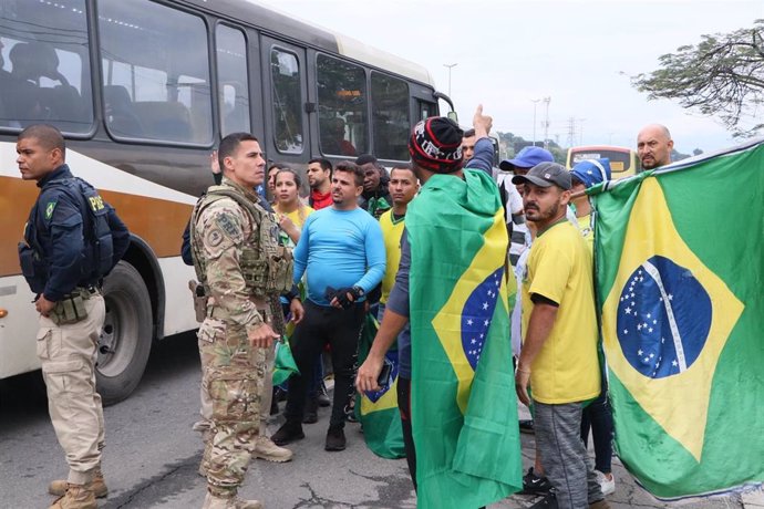 Seguidores de Jair Bolsonaro bloquean un carretera en Río de Janeiro en protesta por el triunfo electoral de Luiz Inácio Lula da Silva.