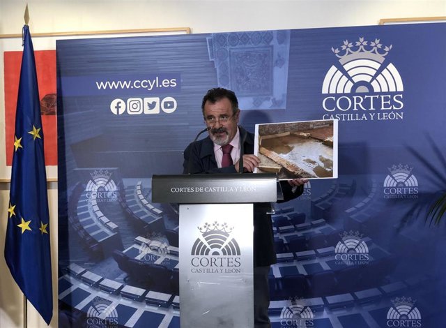 Ignacio Martín Benito muestra los daños que las inundaciones causan en los mosaicos de la villa romana de Camarzana de Tera (Zamora).