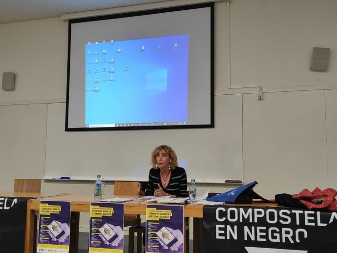 La magistrada titular del Juzgado de Instrucción número 1 de Santiago de Compostela, Ana López-Suevos, este viernes durante las jornadas 'Nuevas violencias sexuales: sumisión química y agresiones sexuales' de la USC