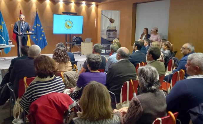 El consejero Alejandro Calvo en la presentación de la IGP Miel de Asturias