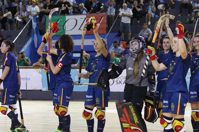 Las jugadoras de la selección femenina de hockey patines celebra su pase a la final del Mundial 2022